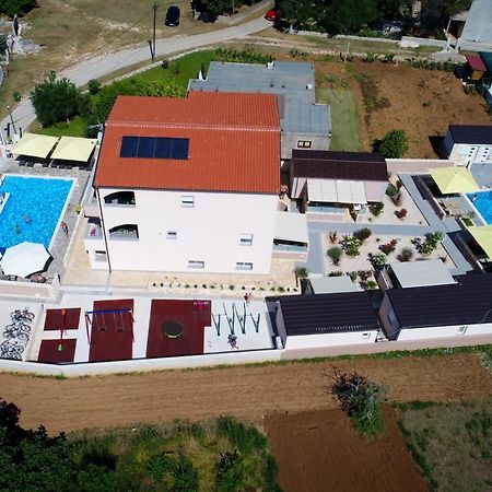 Apartments Julijana 2 Привлака Екстериор снимка